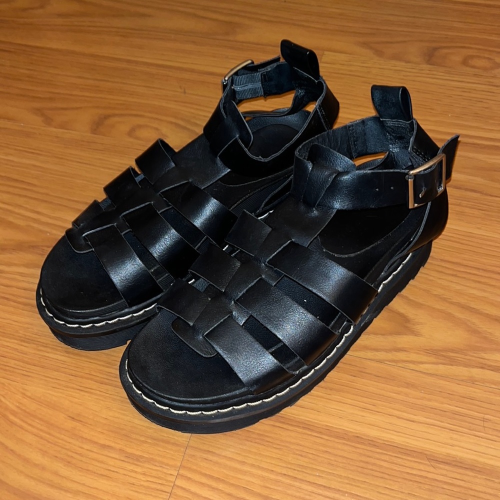 Madden girl Gladiator Platforms Size 7m us Black